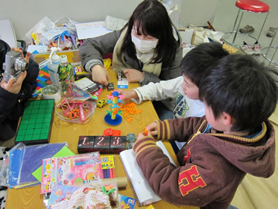 多賀城市にある「子どもランド」に、おもちゃなどを持参しました