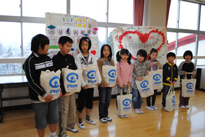 4 月 22 日、始業式の翌日に、多賀城市の小学校にて学用品を配布しました